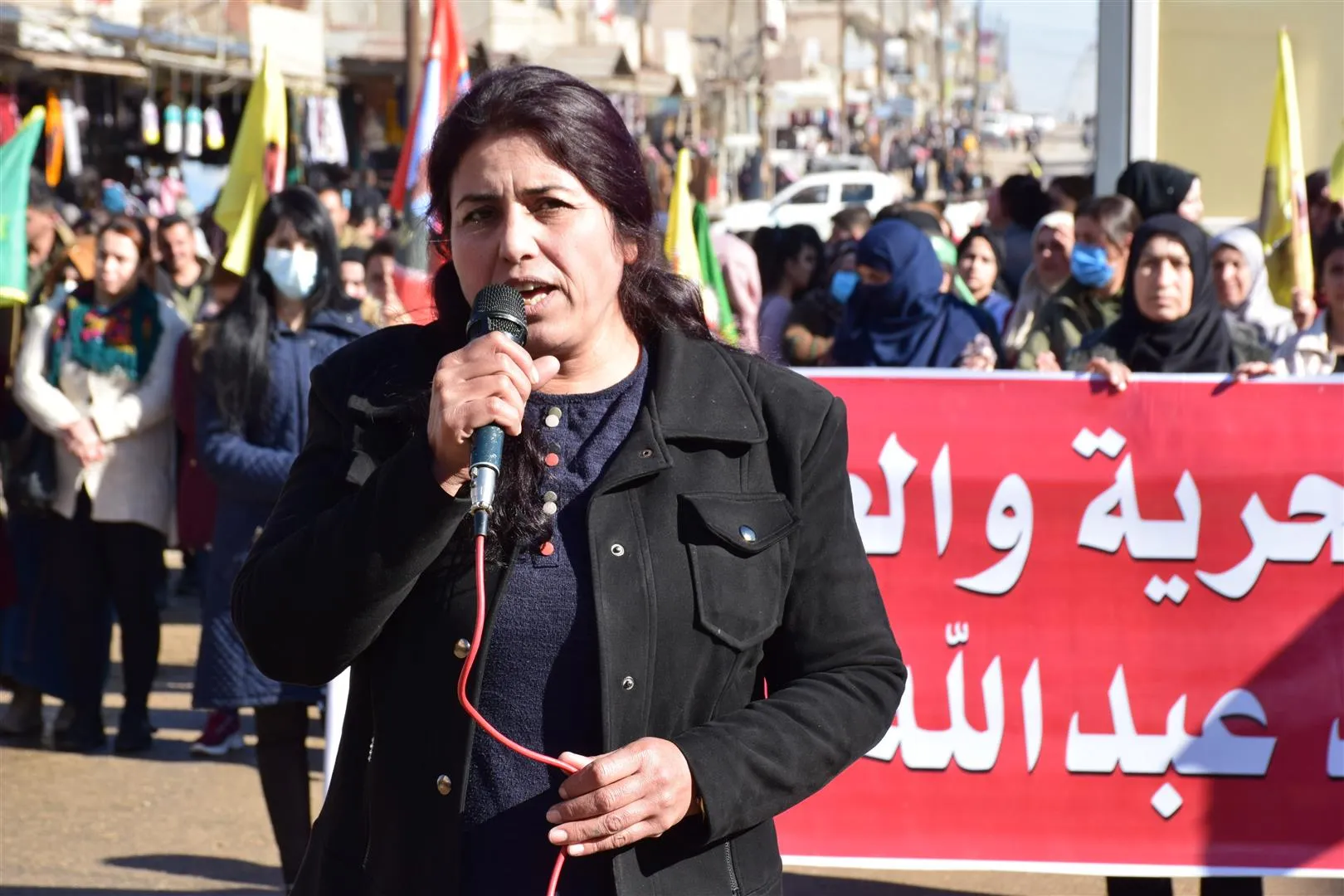 الآلاف من أهالي مقاطعة قامشلو يؤكدون تصعيد المقاومة لرفع العزلة وتحرير القائد جسدياً- تم التحديث