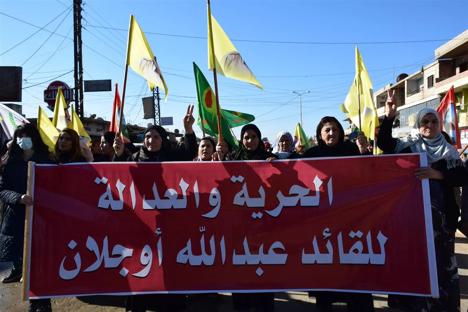 الآلاف من أهالي مقاطعة قامشلو يؤكدون تصعيد المقاومة لرفع العزلة وتحرير القائد جسدياً- تم التحديث