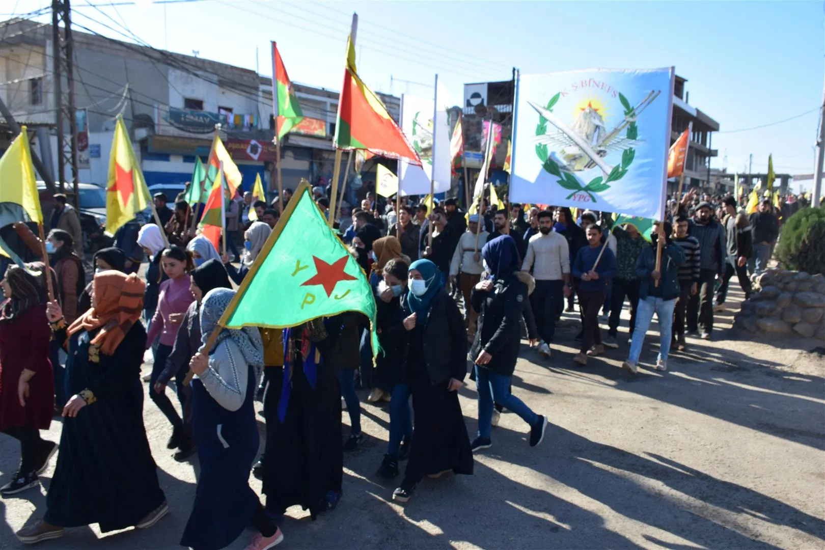 الآلاف من أهالي مقاطعة قامشلو يؤكدون تصعيد المقاومة لرفع العزلة وتحرير القائد جسدياً- تم التحديث