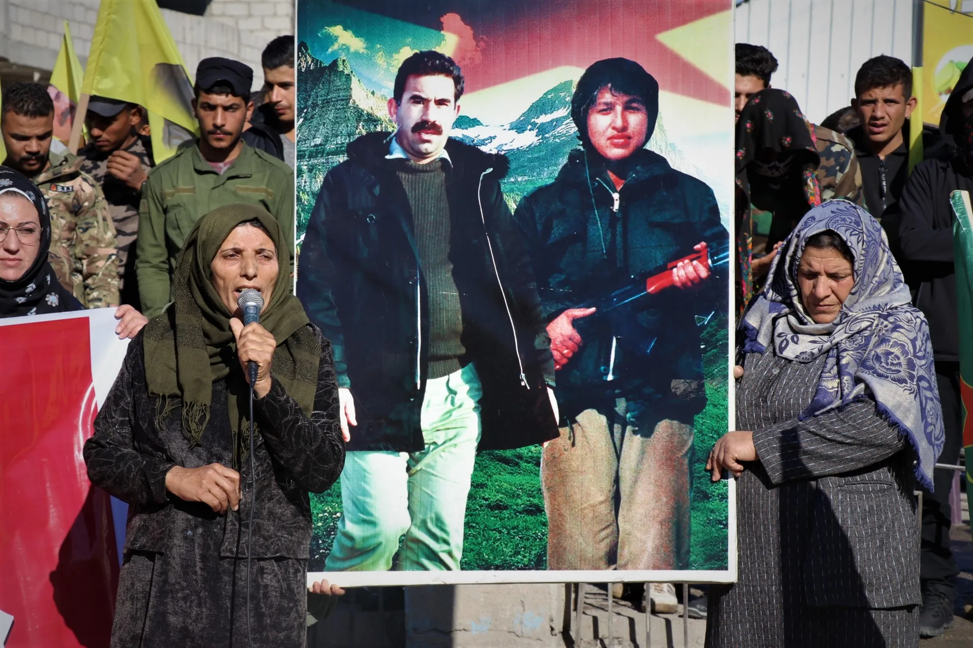 الآلاف من أهالي مقاطعة قامشلو يؤكدون تصعيد المقاومة لرفع العزلة وتحرير القائد جسدياً- تم التحديث