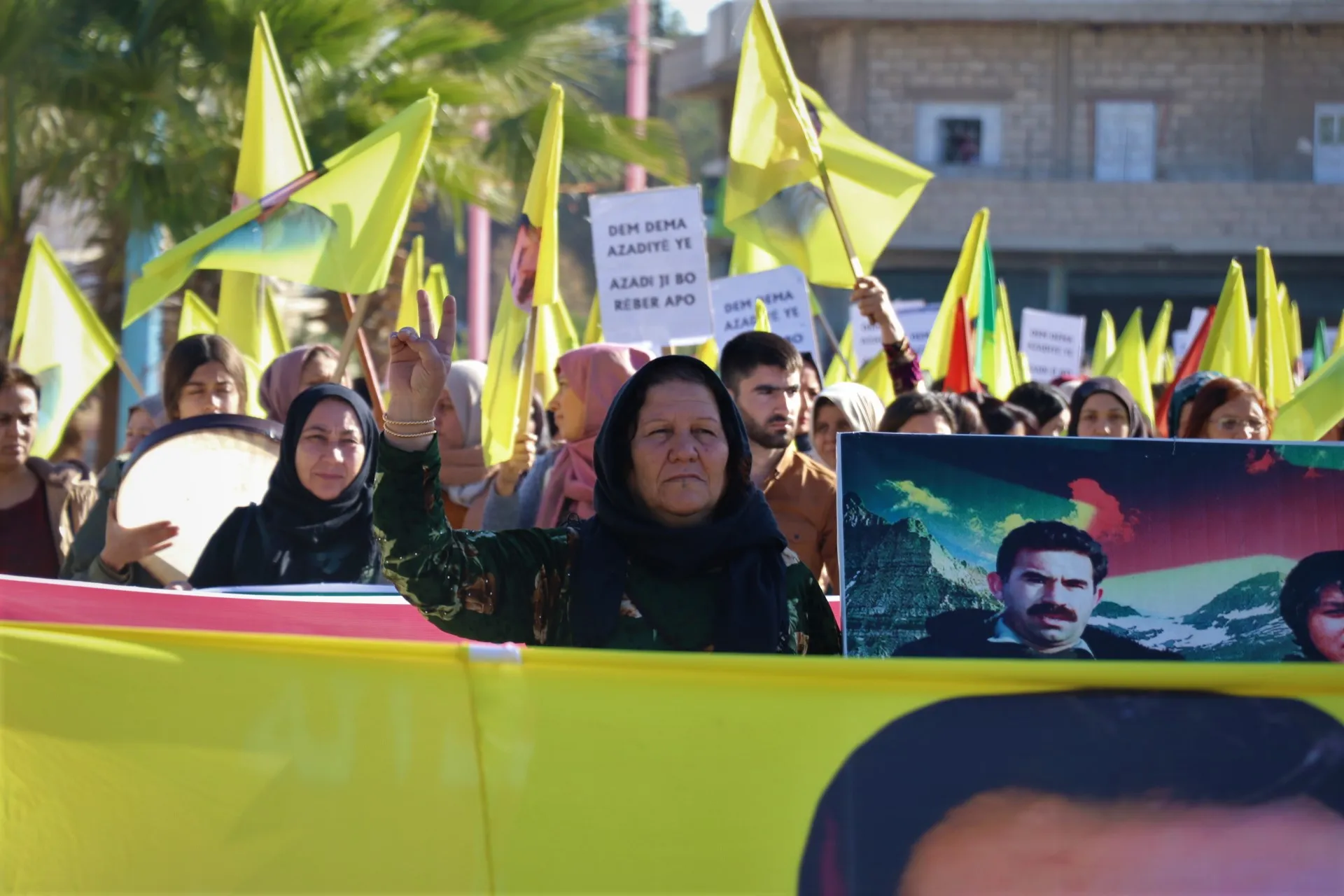 الآلاف من أهالي مقاطعة قامشلو يؤكدون تصعيد المقاومة لرفع العزلة وتحرير القائد جسدياً- تم التحديث