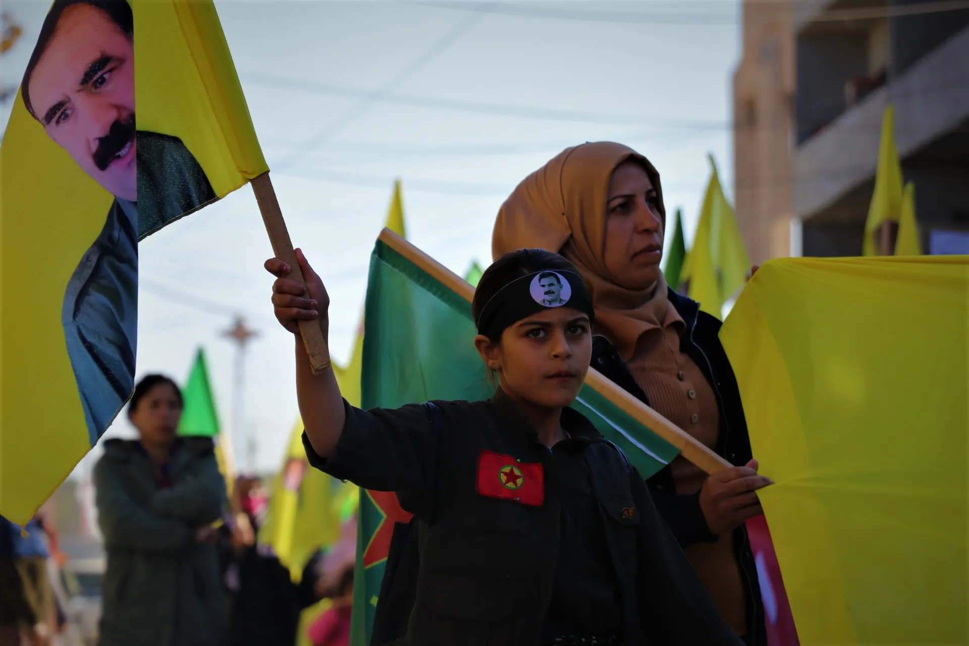 الآلاف من أهالي مقاطعة قامشلو يؤكدون تصعيد المقاومة لرفع العزلة وتحرير القائد جسدياً- تم التحديث