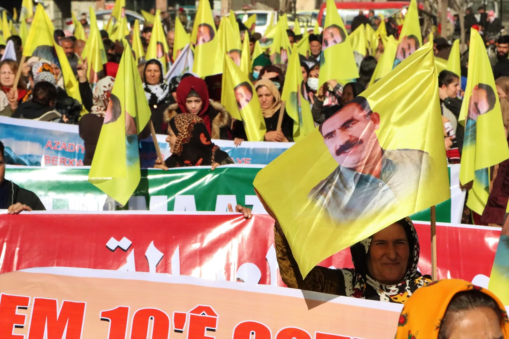 الآلاف من أهالي مقاطعة قامشلو يؤكدون تصعيد المقاومة لرفع العزلة وتحرير القائد جسدياً- تم التحديث