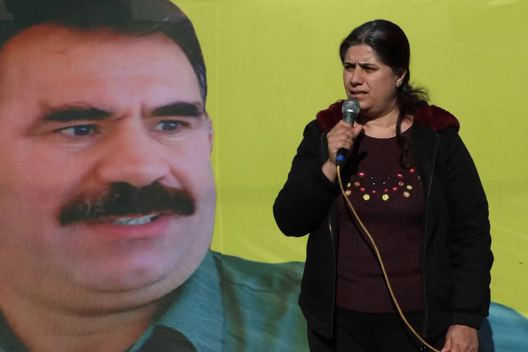 الآلاف من أهالي مقاطعة قامشلو يؤكدون تصعيد المقاومة لرفع العزلة وتحرير القائد جسدياً- تم التحديث