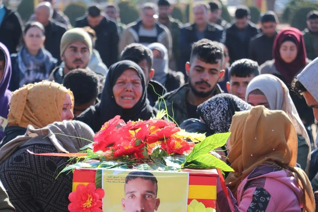 ​​​​​​​أهالي الحسكة وتل تمر يشيعون جثمان الشهيد نورس الكناص إلى مثواه الأخير