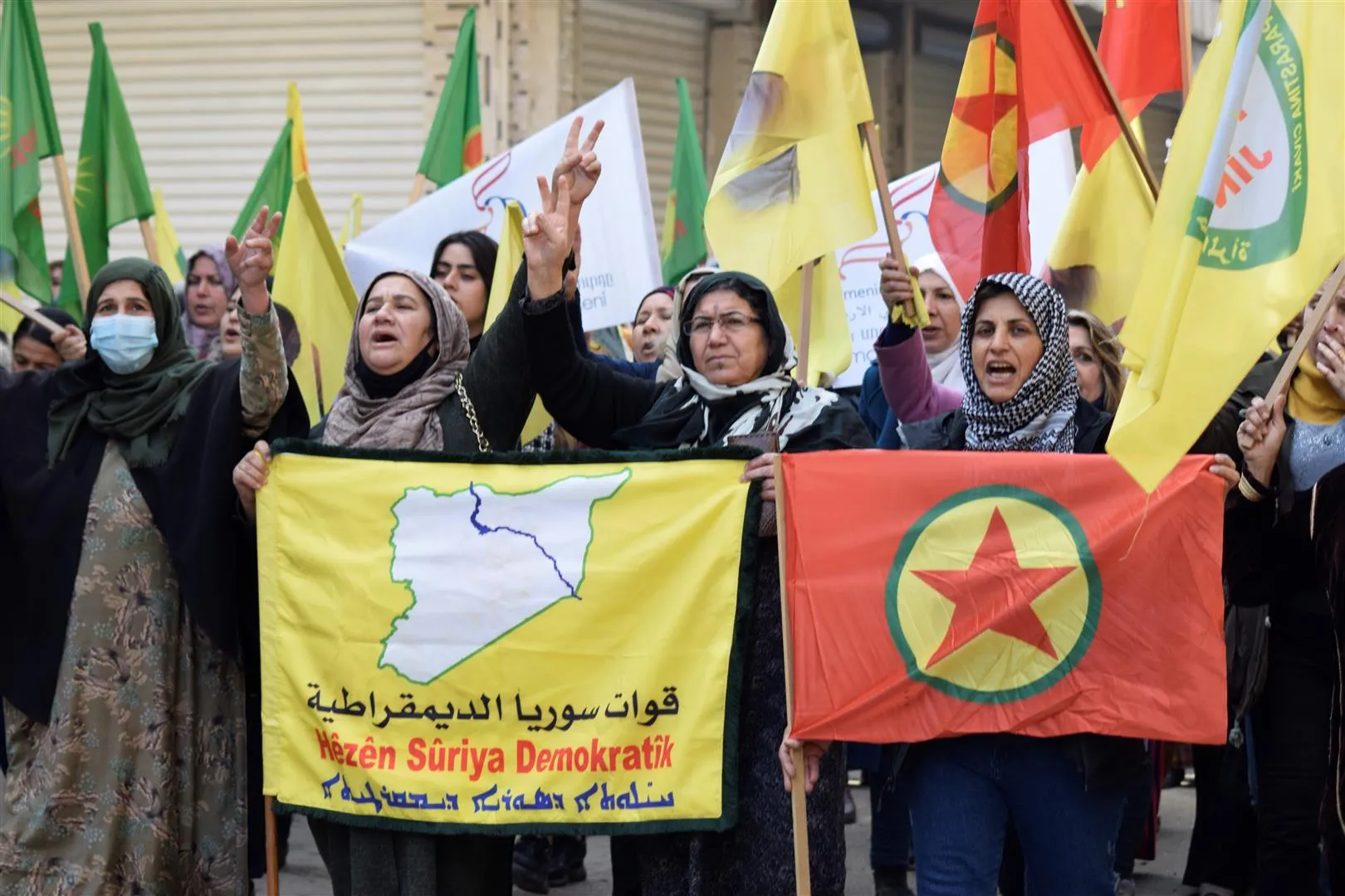 ​​​​​​​المئات في الحسكة يتظاهرون تحت شعار " صامدون بجميع مكوناتنا في وجه القتل والتهجير"