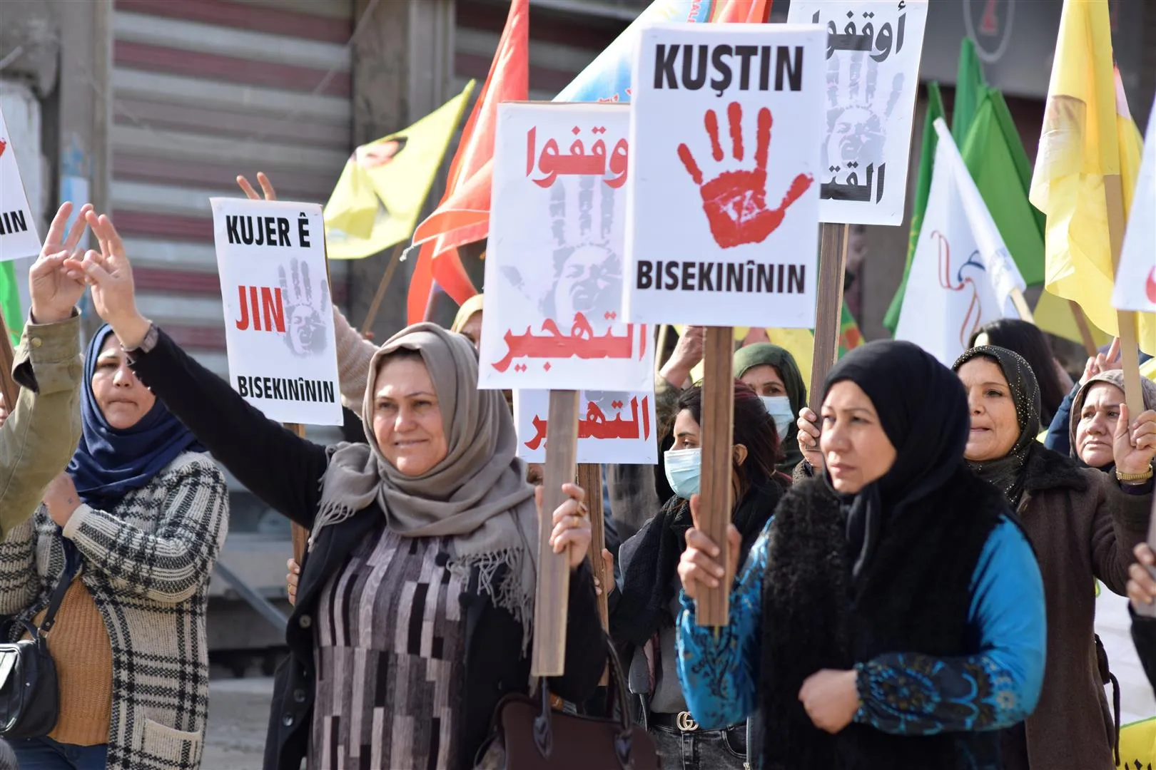 ​​​​​​​المئات في الحسكة يتظاهرون تحت شعار " صامدون بجميع مكوناتنا في وجه القتل والتهجير"