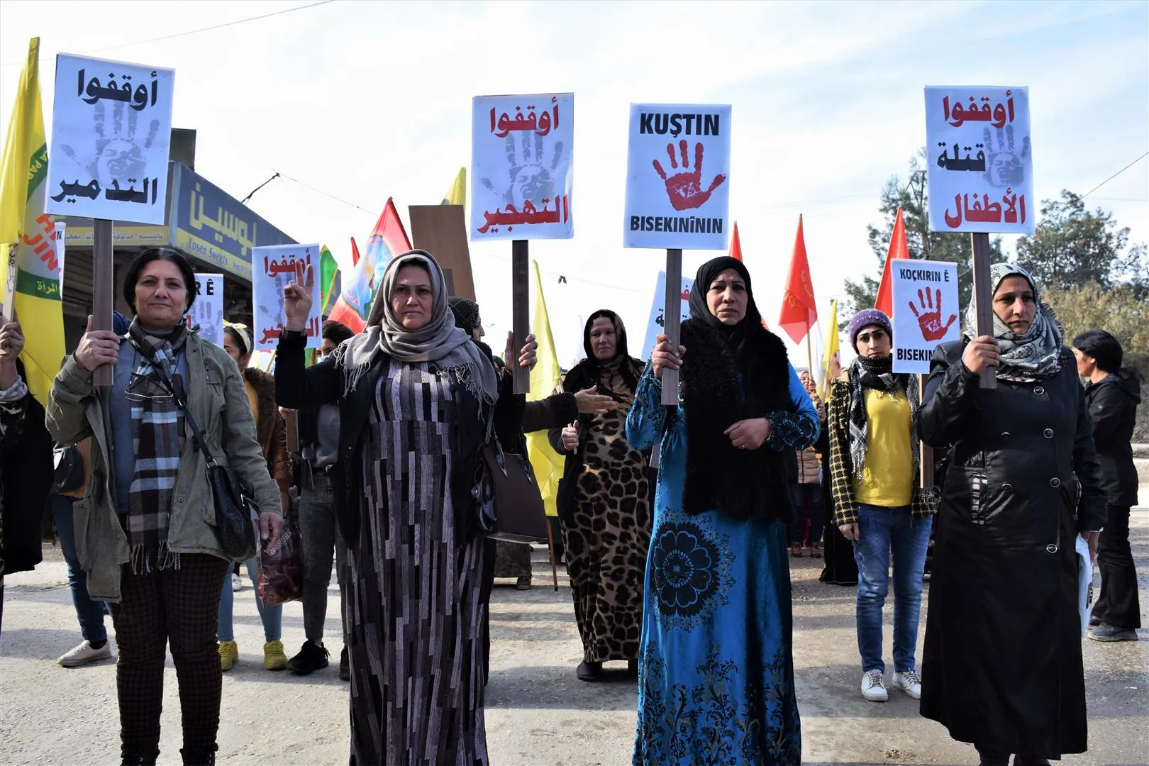 ​​​​​​​المئات في الحسكة يتظاهرون تحت شعار " صامدون بجميع مكوناتنا في وجه القتل والتهجير"