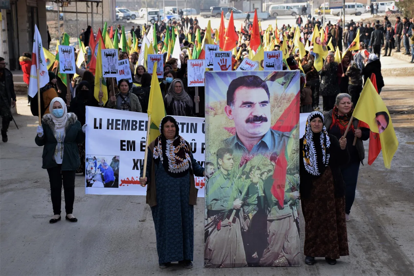 ​​​​​​​المئات في الحسكة يتظاهرون تحت شعار " صامدون بجميع مكوناتنا في وجه القتل والتهجير"