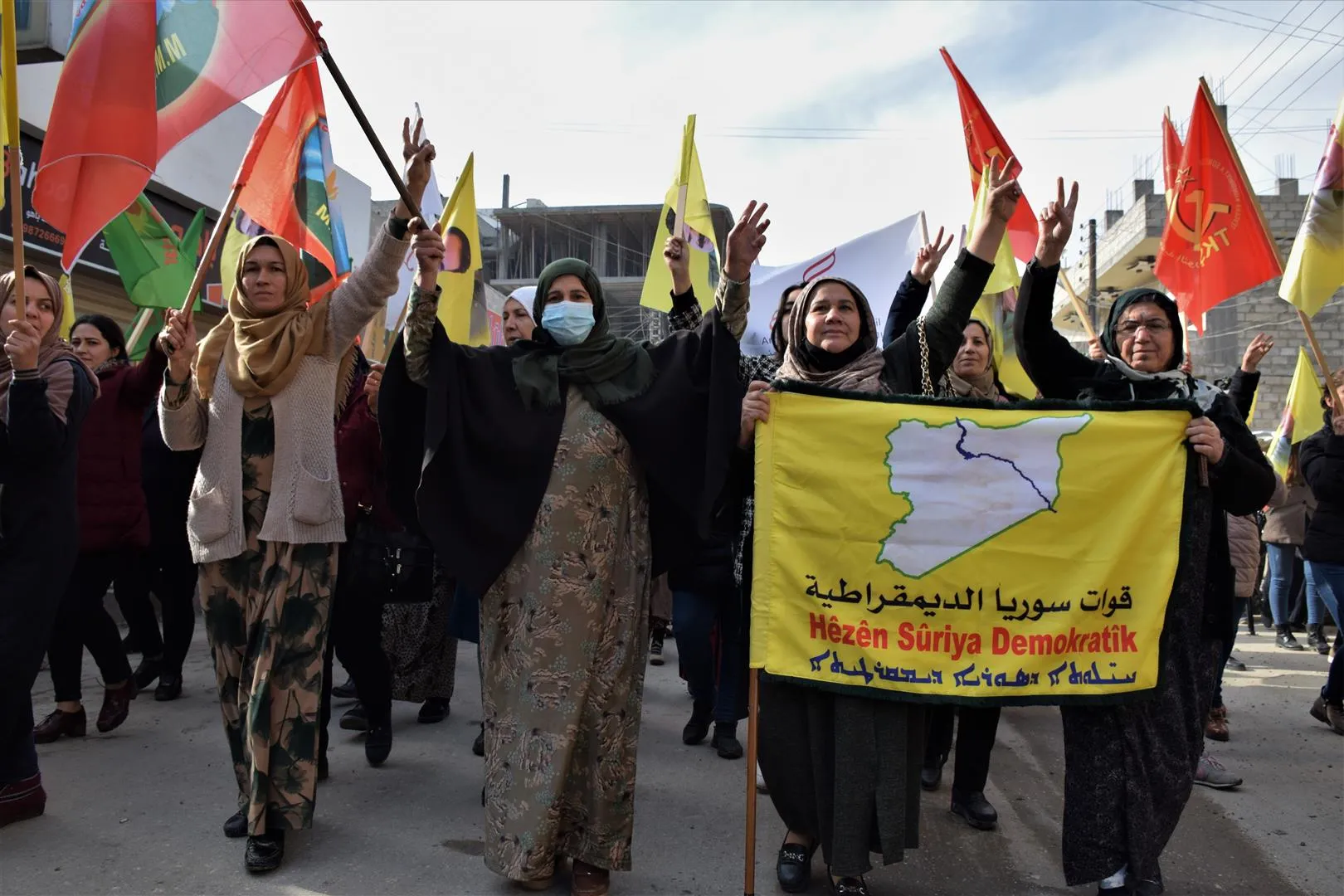 ​​​​​​​المئات في الحسكة يتظاهرون تحت شعار " صامدون بجميع مكوناتنا في وجه القتل والتهجير"