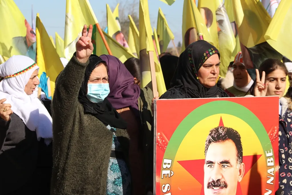 الآلاف من أهالي مقاطعة قامشلو يؤكدون تصعيد المقاومة لرفع العزلة وتحرير القائد جسدياً- تم التحديث