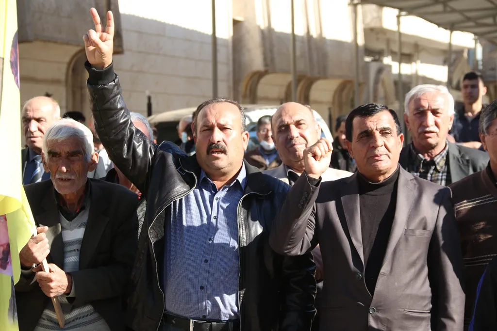 الآلاف من أهالي مقاطعة قامشلو يؤكدون تصعيد المقاومة لرفع العزلة وتحرير القائد جسدياً- تم التحديث