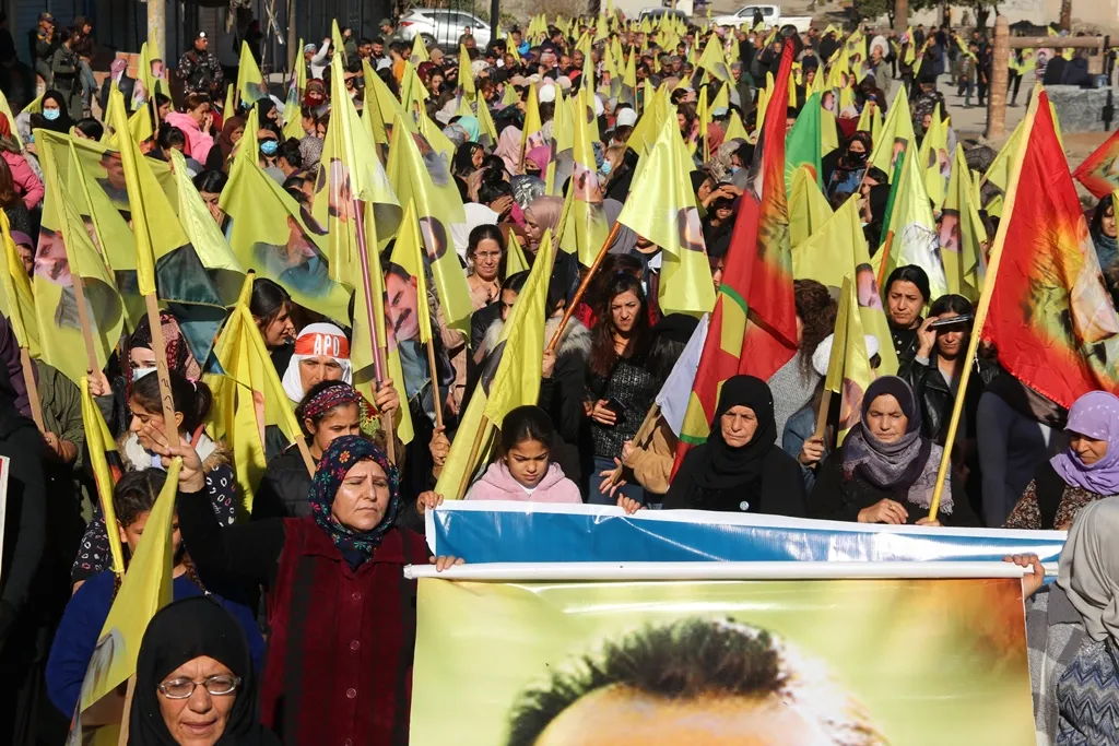 الآلاف من أهالي مقاطعة قامشلو يؤكدون تصعيد المقاومة لرفع العزلة وتحرير القائد جسدياً- تم التحديث