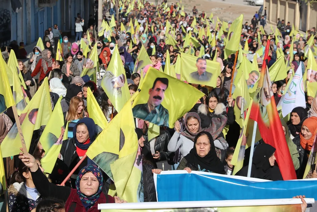 الآلاف من أهالي مقاطعة قامشلو يؤكدون تصعيد المقاومة لرفع العزلة وتحرير القائد جسدياً- تم التحديث