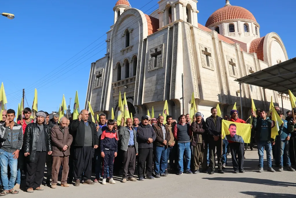 الآلاف من أهالي مقاطعة قامشلو يؤكدون تصعيد المقاومة لرفع العزلة وتحرير القائد جسدياً- تم التحديث