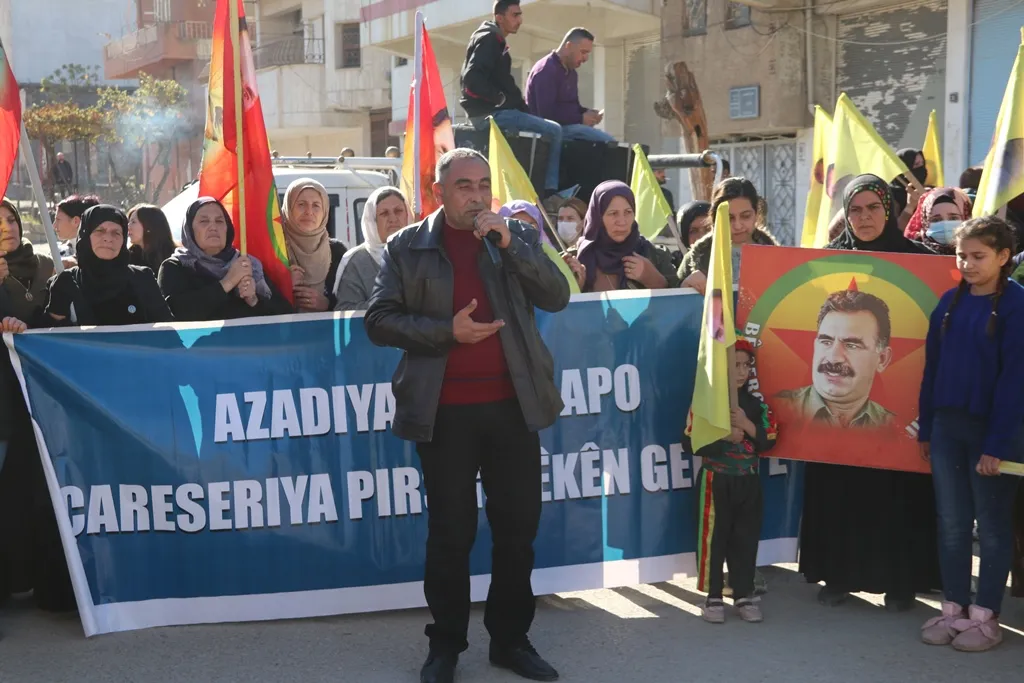 الآلاف من أهالي مقاطعة قامشلو يؤكدون تصعيد المقاومة لرفع العزلة وتحرير القائد جسدياً- تم التحديث