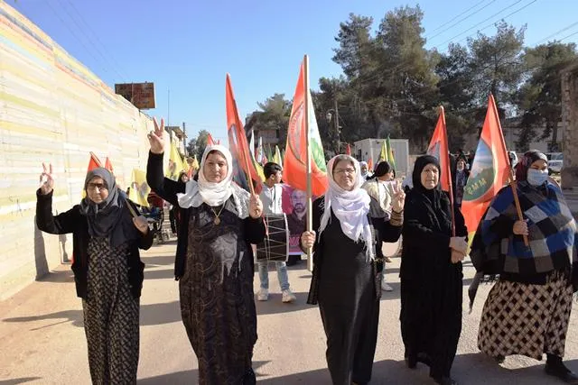 الآلاف من أهالي مقاطعة قامشلو يؤكدون تصعيد المقاومة لرفع العزلة وتحرير القائد جسدياً- تم التحديث