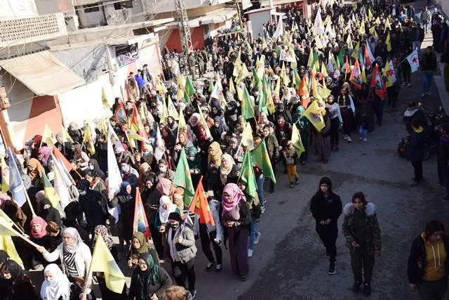 الآلاف من أهالي مقاطعة قامشلو يؤكدون تصعيد المقاومة لرفع العزلة وتحرير القائد جسدياً- تم التحديث