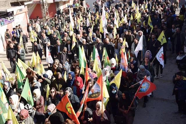الآلاف من أهالي مقاطعة قامشلو يؤكدون تصعيد المقاومة لرفع العزلة وتحرير القائد جسدياً- تم التحديث