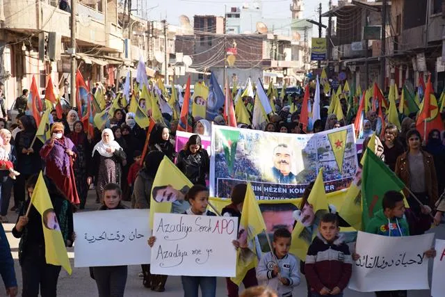 الآلاف من أهالي مقاطعة قامشلو يؤكدون تصعيد المقاومة لرفع العزلة وتحرير القائد جسدياً- تم التحديث