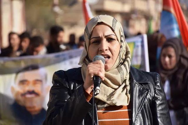 الآلاف من أهالي مقاطعة قامشلو يؤكدون تصعيد المقاومة لرفع العزلة وتحرير القائد جسدياً- تم التحديث