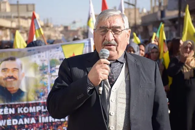 الآلاف من أهالي مقاطعة قامشلو يؤكدون تصعيد المقاومة لرفع العزلة وتحرير القائد جسدياً- تم التحديث