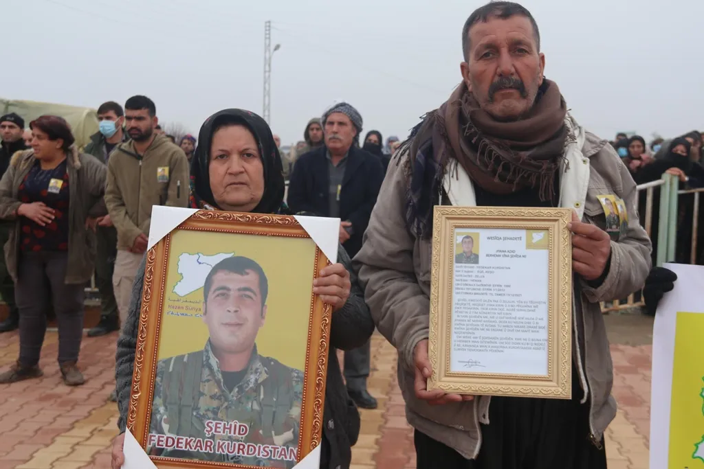 ​​​​​​​تشييع جثماني شهيدين إلى مثواهما الأخير في مزار الشهيد خبات ديرك