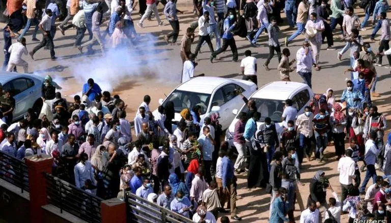 مئات السودانيين يحتجون قرب القصر الجمهوري والشرطة تفرقهم بالغاز المسيل للدموع