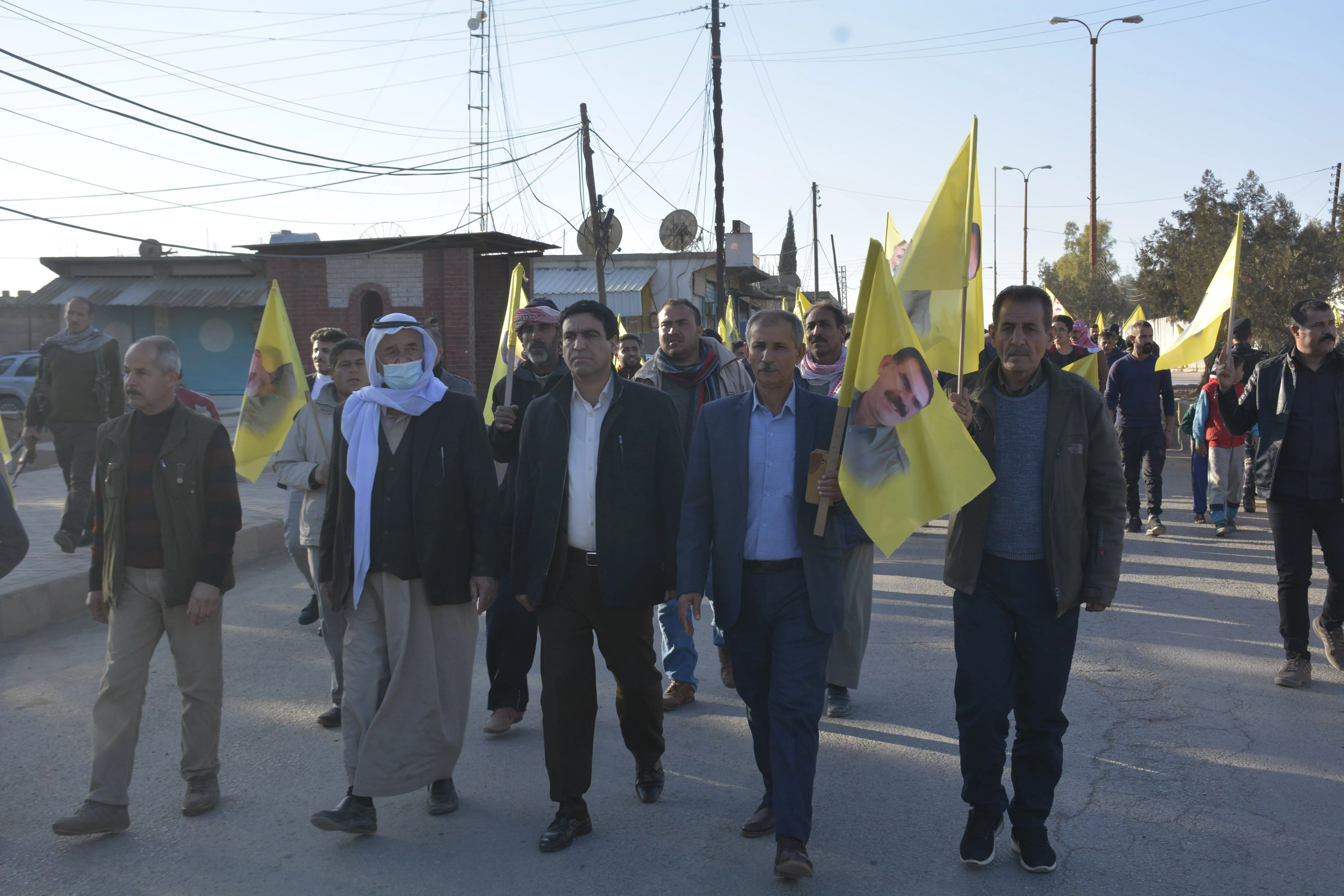 الآلاف من أهالي مقاطعة قامشلو يؤكدون تصعيد المقاومة لرفع العزلة وتحرير القائد جسدياً- تم التحديث