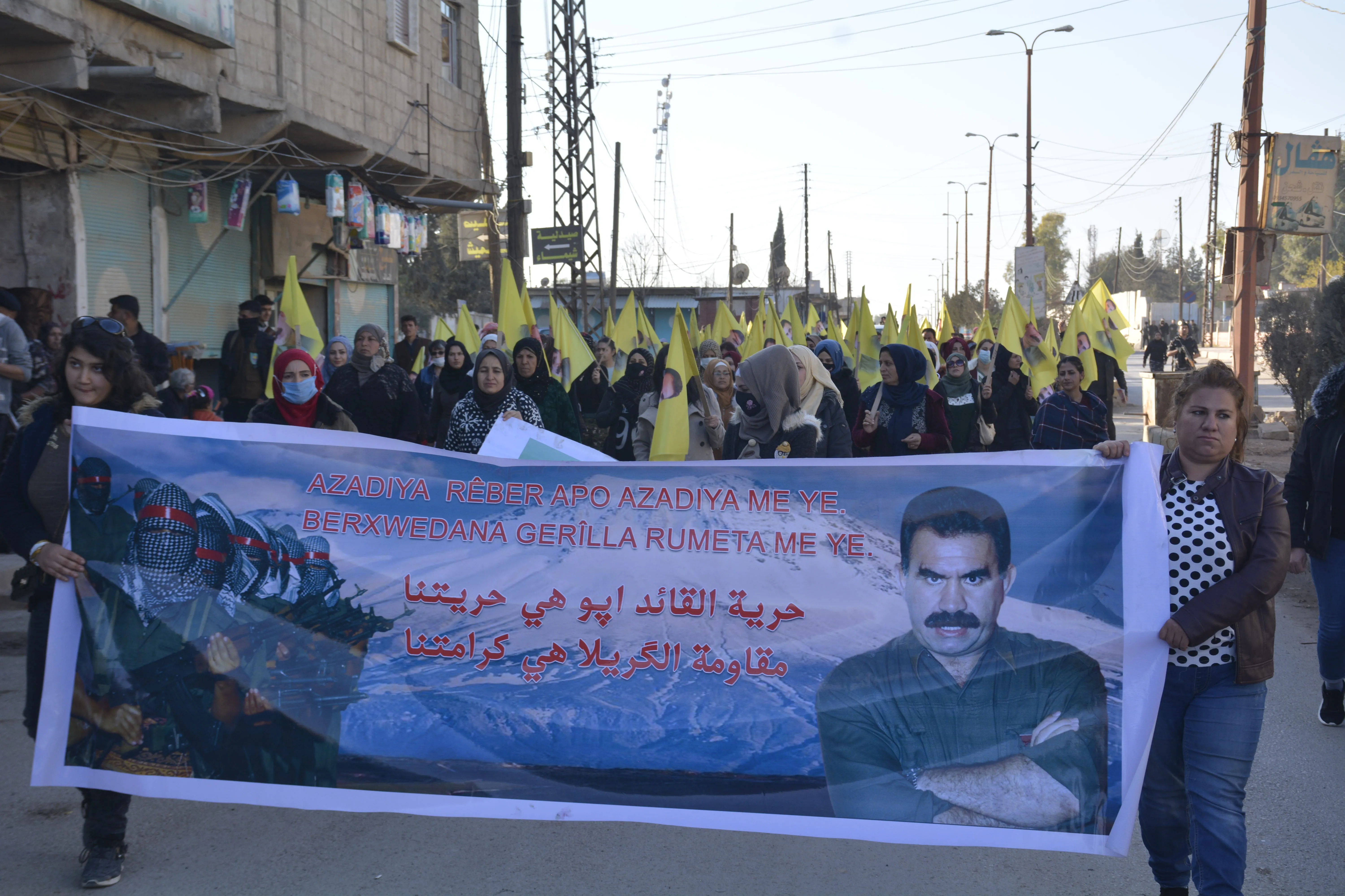الآلاف من أهالي مقاطعة قامشلو يؤكدون تصعيد المقاومة لرفع العزلة وتحرير القائد جسدياً- تم التحديث