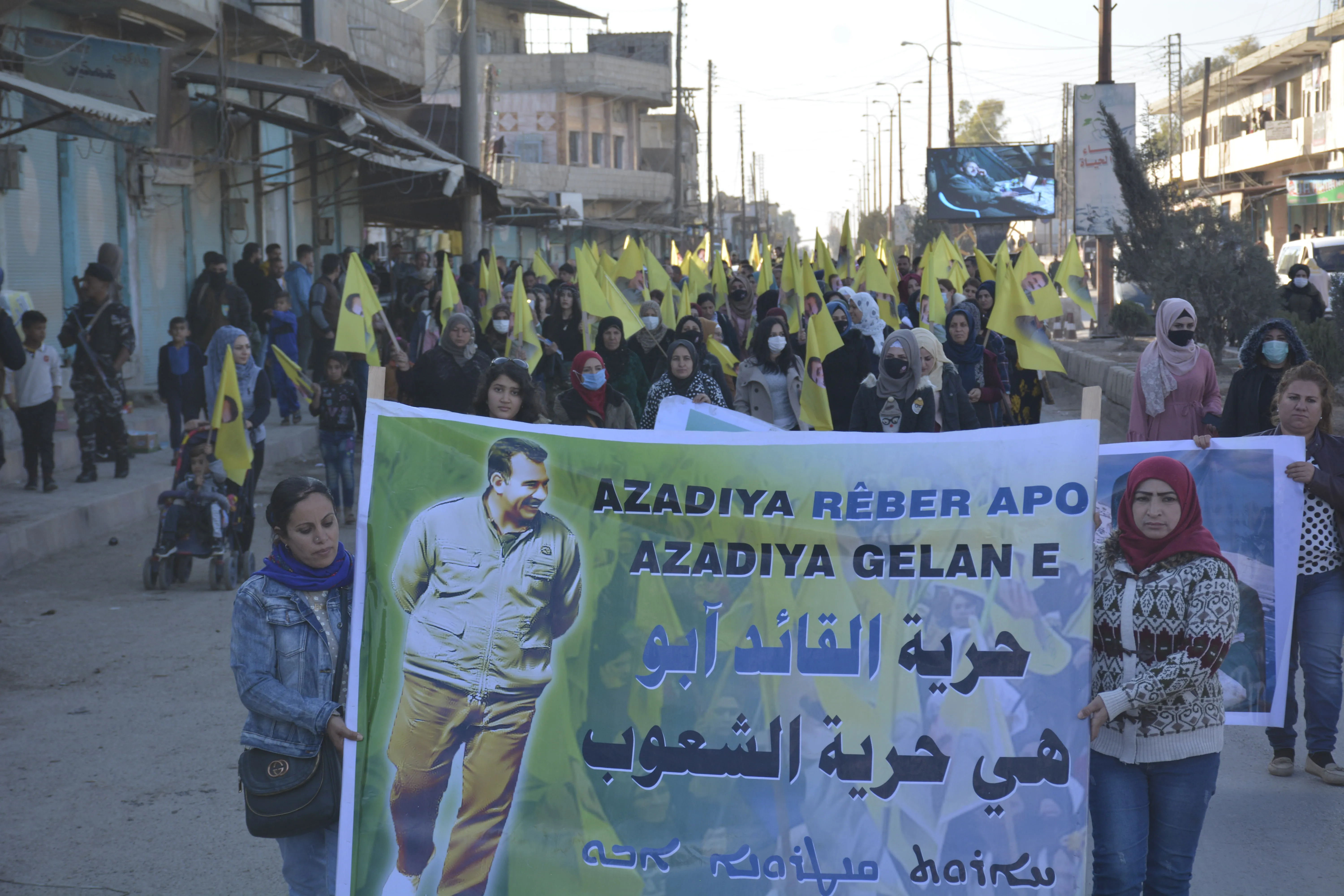 الآلاف من أهالي مقاطعة قامشلو يؤكدون تصعيد المقاومة لرفع العزلة وتحرير القائد جسدياً- تم التحديث