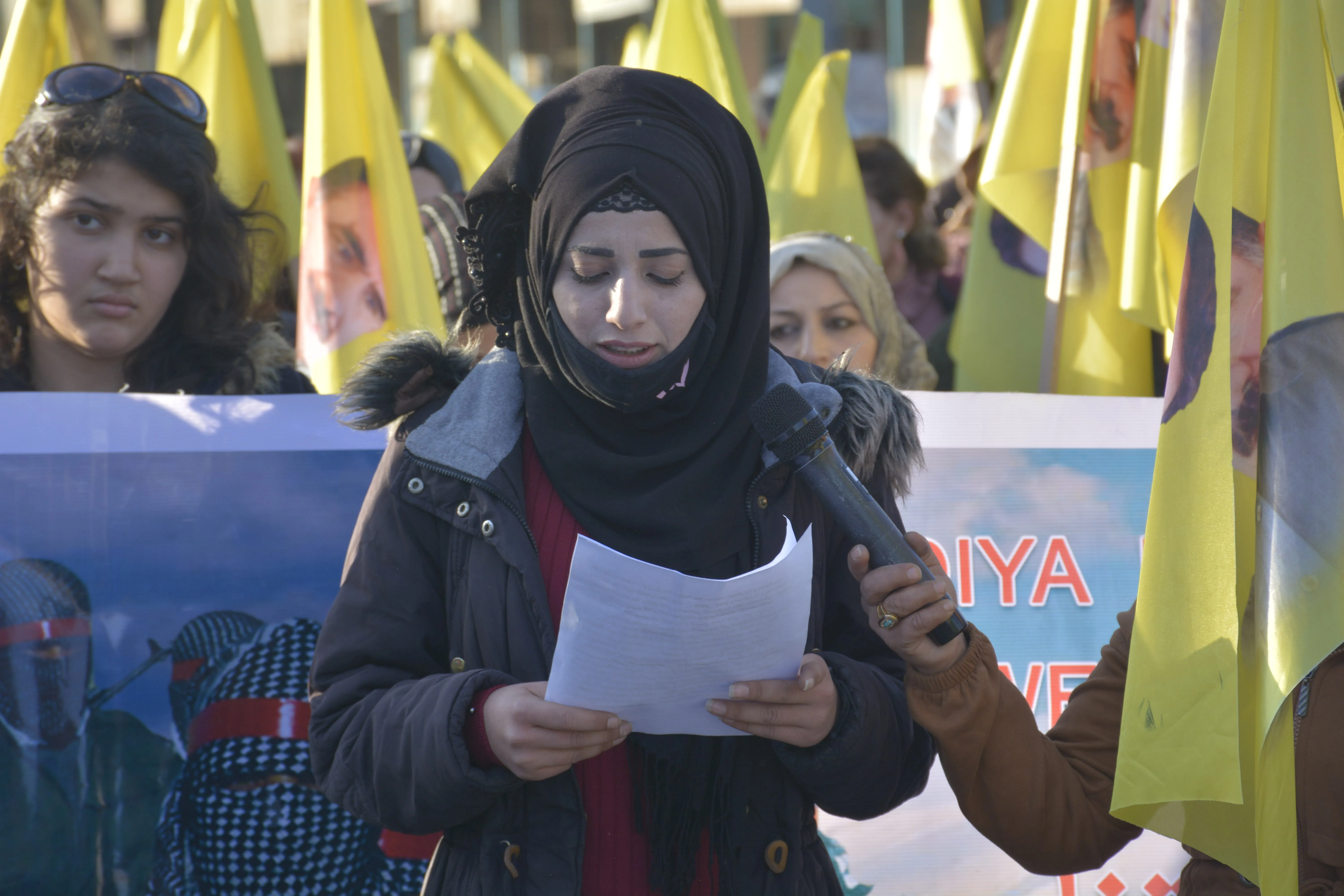 الآلاف من أهالي مقاطعة قامشلو يؤكدون تصعيد المقاومة لرفع العزلة وتحرير القائد جسدياً- تم التحديث