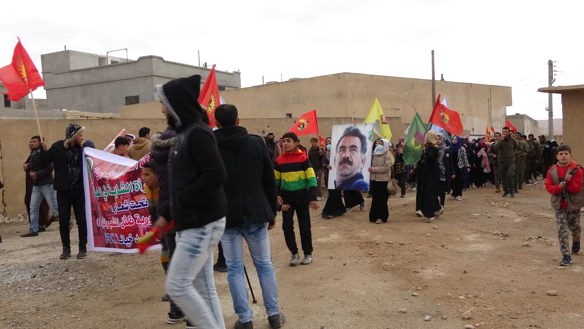 شبيبة الطبقة يتظاهرون ضد خيانة الحزب الديمقراطي الكردستاني