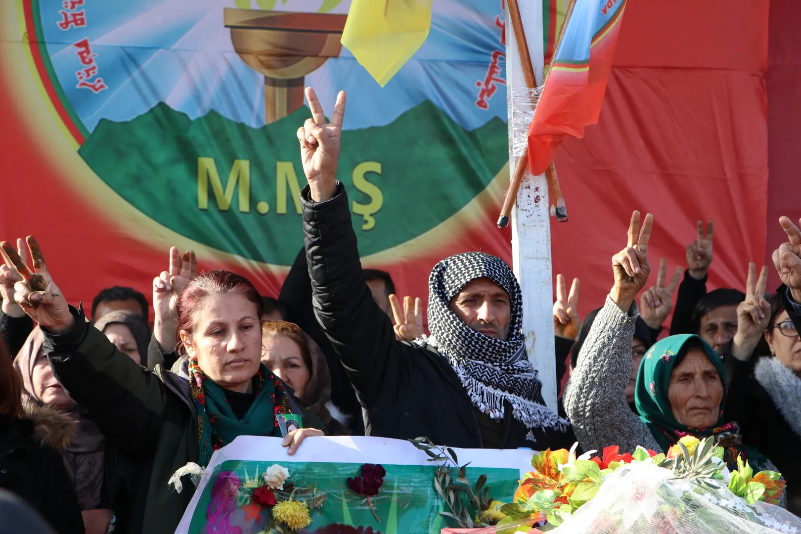 ​​​​​​​الآلاف من العرب والكرد والتركمان يشيّعون جثمان الشهيدة نوجيان أوجلان