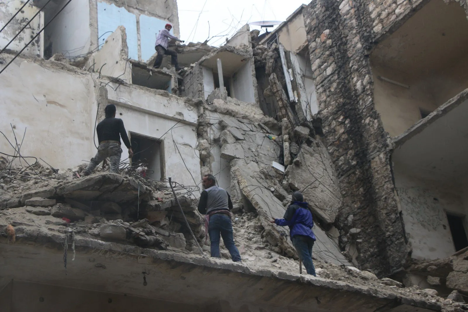 ​​​​​​​حلب... حملة لإزالة أنقاض الأبنية المتضررة بعد تحديد 40 نقطة خطرة