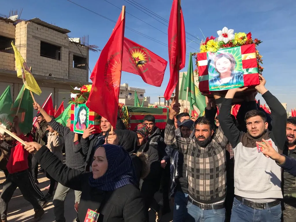 بمراسم مهيبة.. تشييع جثامين 3 من شهداء القصف التركي على منزل بمدينة كوباني