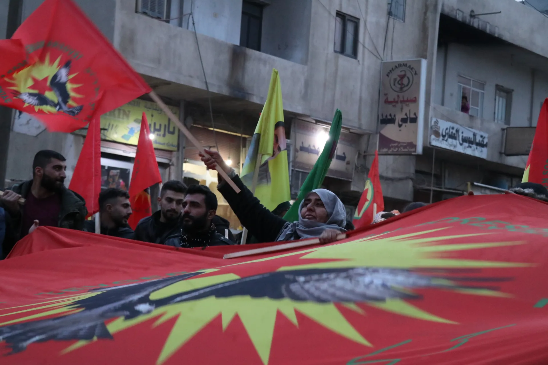 شبيبة قامشلو ينظمون مسيرة بالمشاعل استنكاراً لهجوم الاحتلال التركي على كوباني