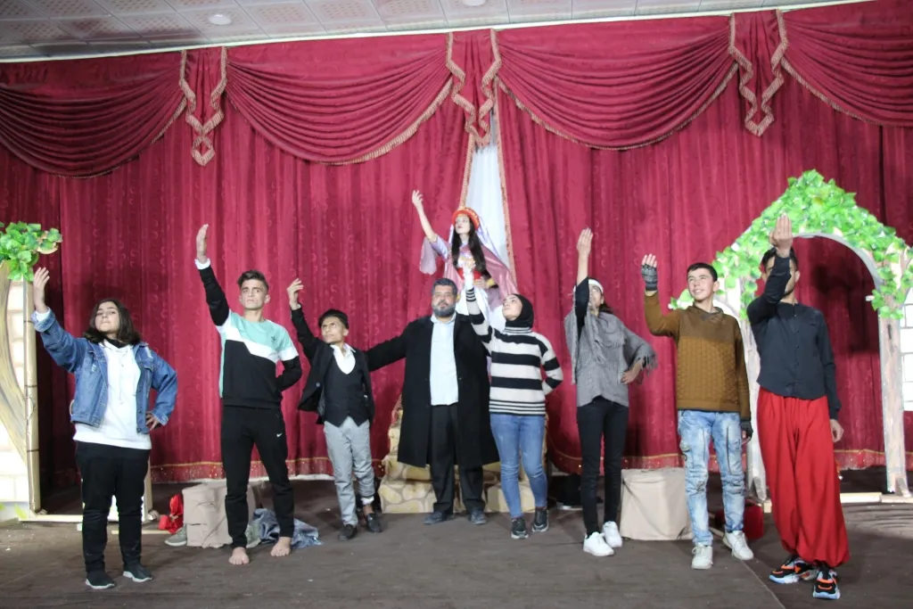 عرض مسرحي بعنوان "إزالة الأشواك" في مدينة منبج