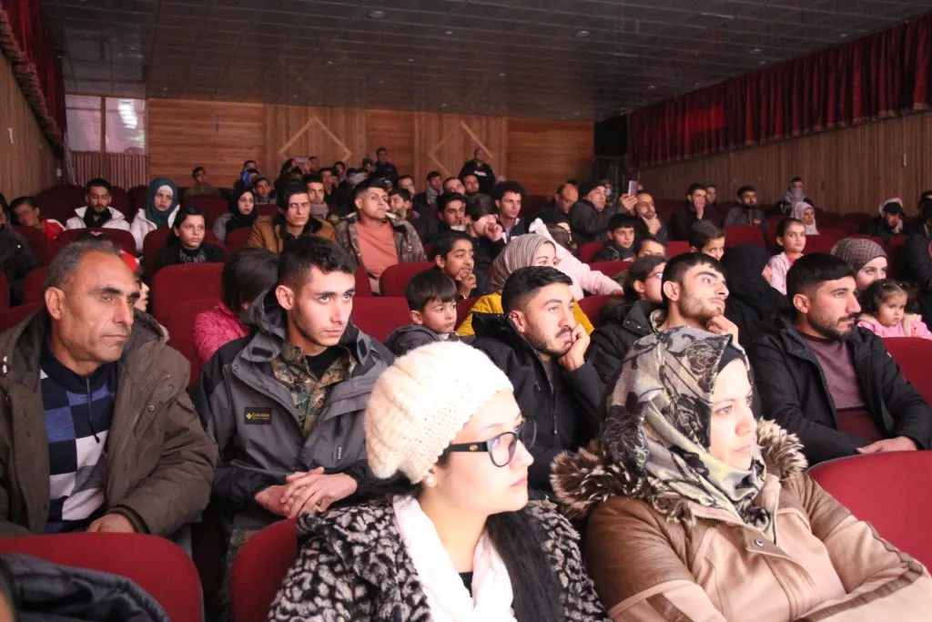 عرض مسرحي بعنوان "إزالة الأشواك" في مدينة منبج