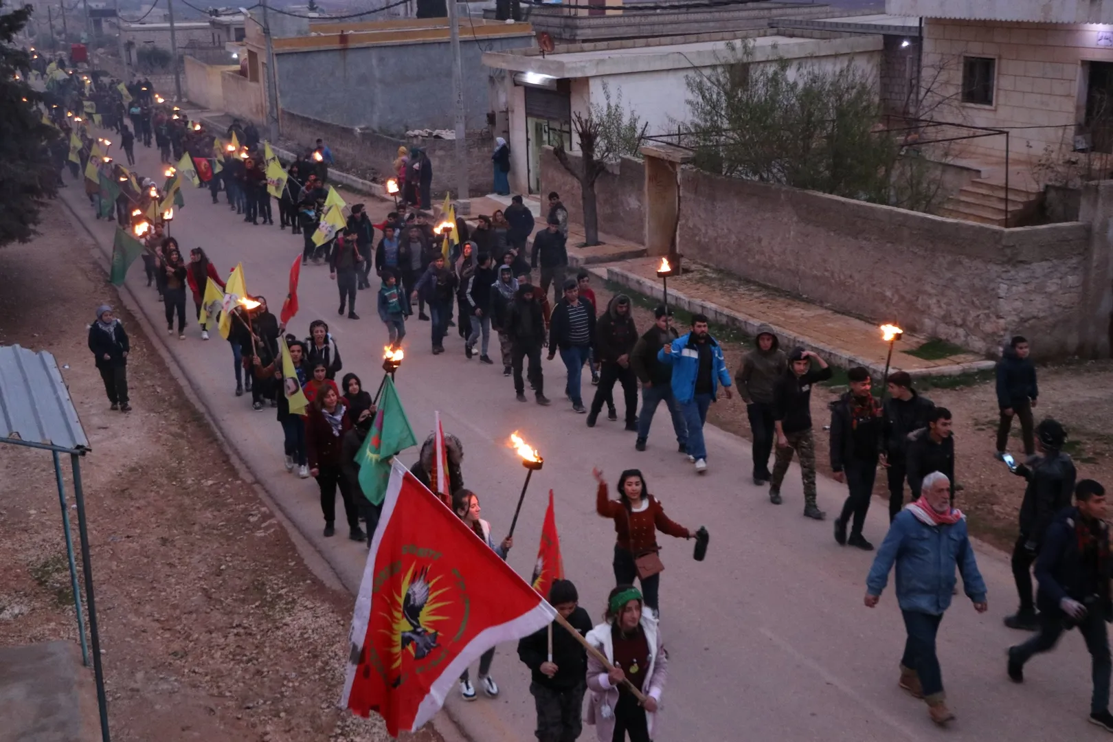 شبيبة إقليم عفرين يتظاهرون استنكاراً لهجمات الاحتلال التركي على كوباني