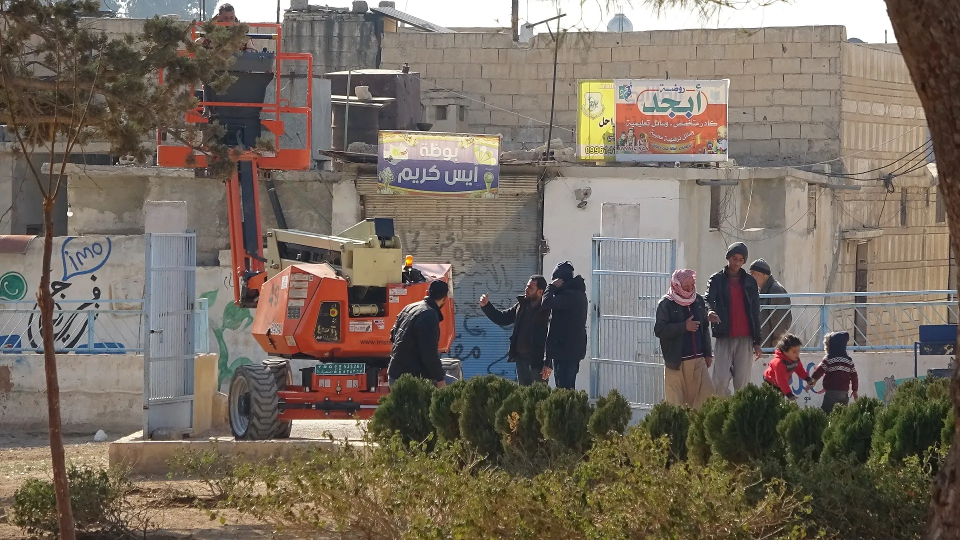 أهالي مدينة الطبقة يزينون شجرة الميلاد احتفالا برأس السنة الميلادية