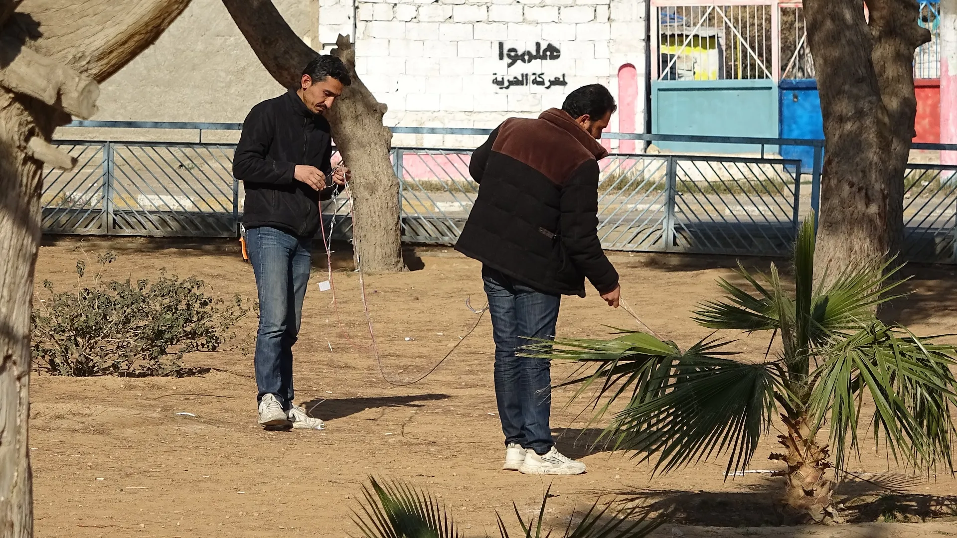 أهالي مدينة الطبقة يزينون شجرة الميلاد احتفالا برأس السنة الميلادية