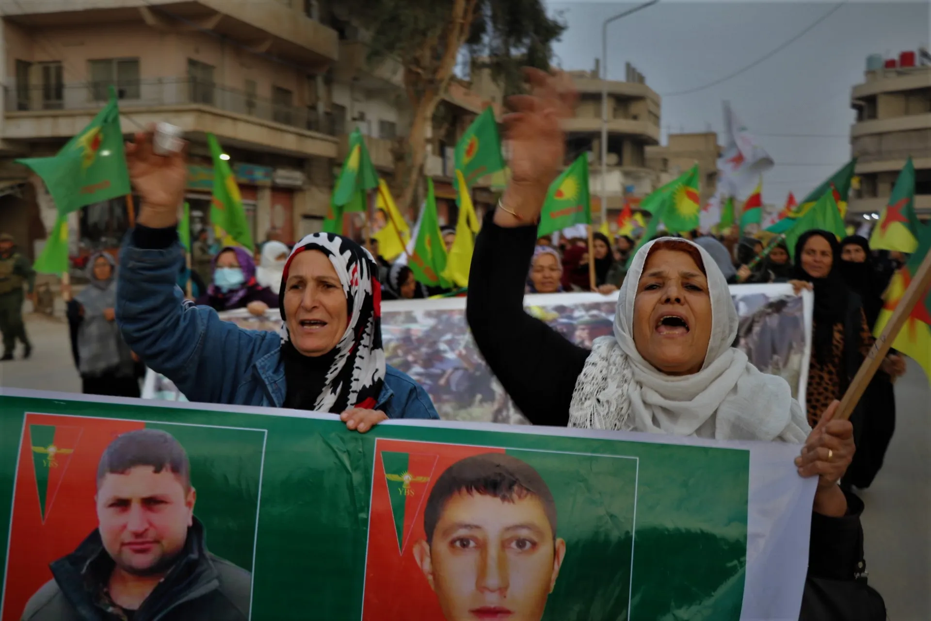 أهالي قامشلو يستنكرون الهجوم على شنكال وتواطؤ الديمقراطي الكردستاني