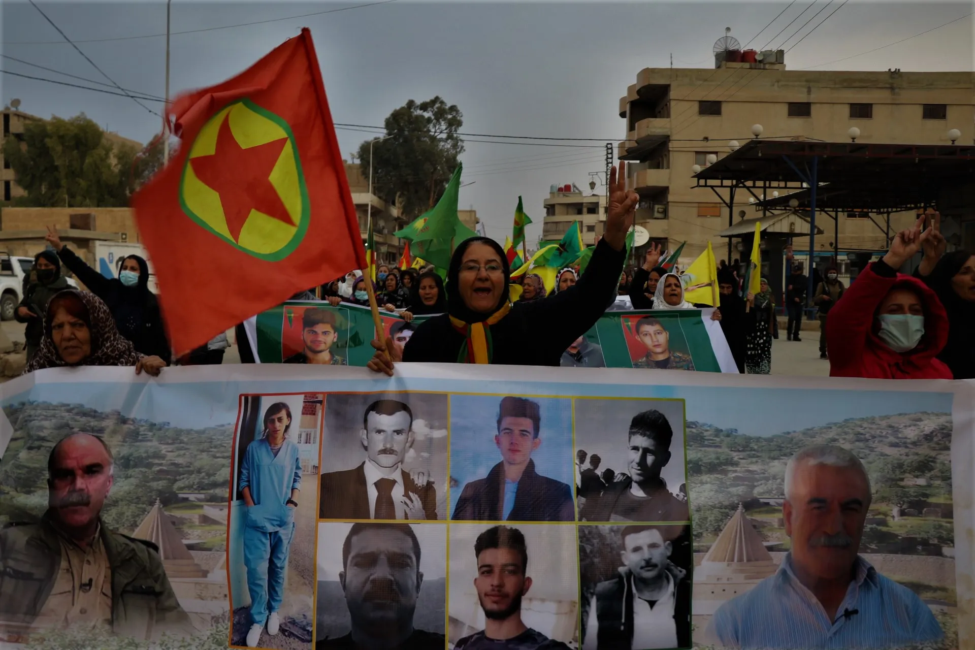 أهالي قامشلو يستنكرون الهجوم على شنكال وتواطؤ الديمقراطي الكردستاني