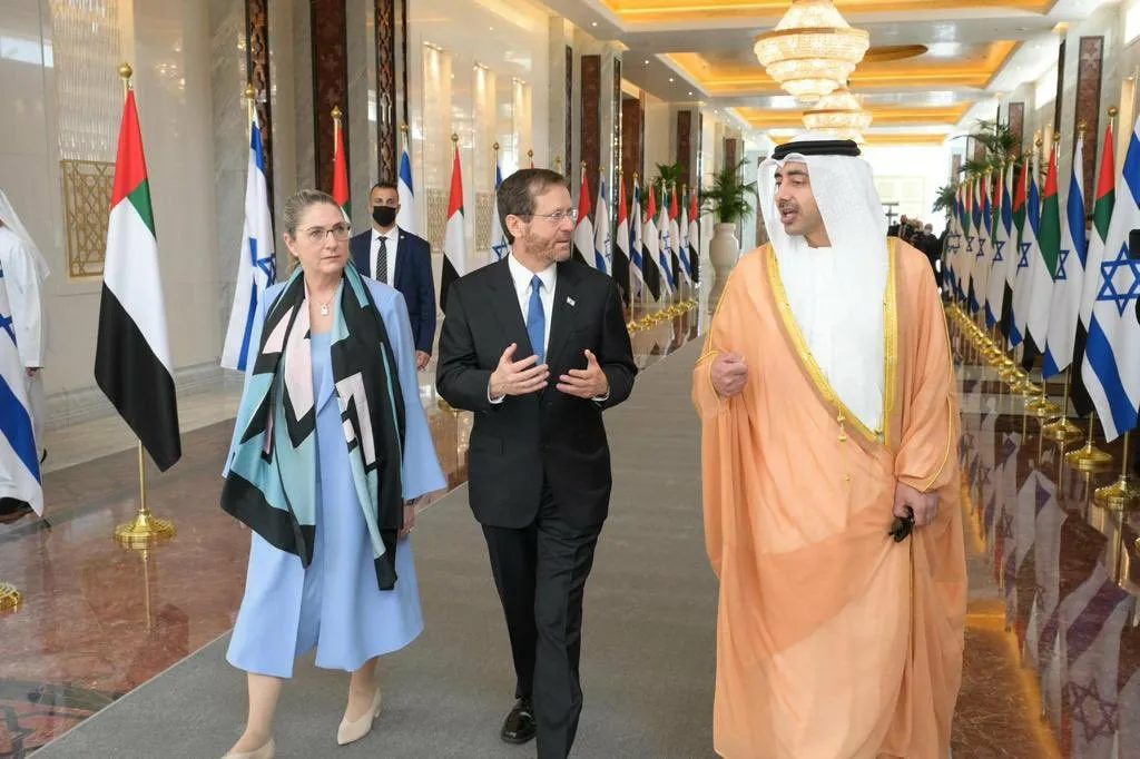 ​​​​​​​الرئيس الإسرائيلي يصل الإمارات في زيارة هي الأولى من نوعها