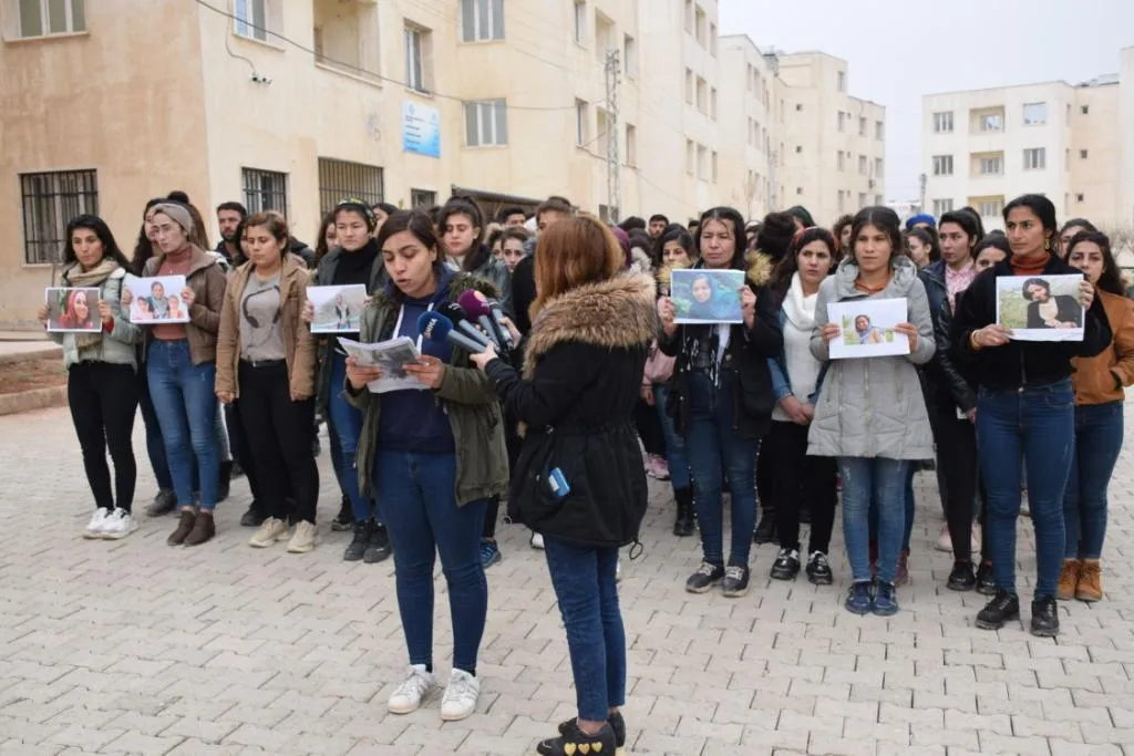 طلاب جامعة كوباني يطالبون بإطلاق سراح المعلمة زارا محمدي