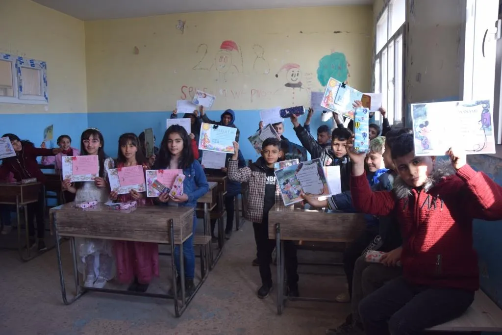 ​​​​​​​توزيع الجلاء المدرسي على طلبة المرحلة الابتدائية في مدارس مقاطعة كوباني