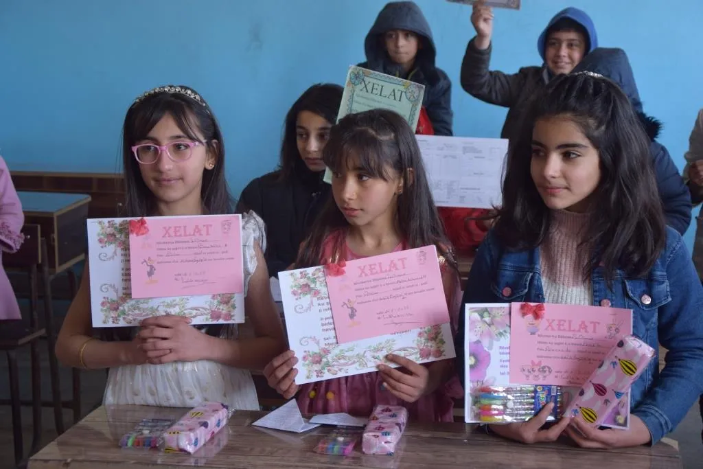 ​​​​​​​توزيع الجلاء المدرسي على طلبة المرحلة الابتدائية في مدارس مقاطعة كوباني