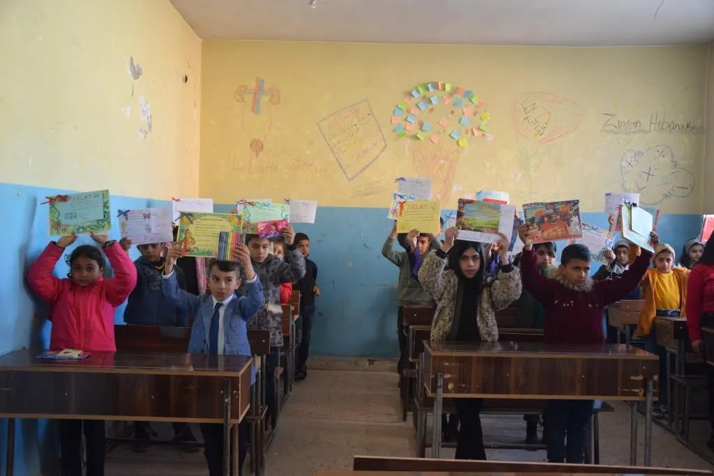 ​​​​​​​توزيع الجلاء المدرسي على طلبة المرحلة الابتدائية في مدارس مقاطعة كوباني