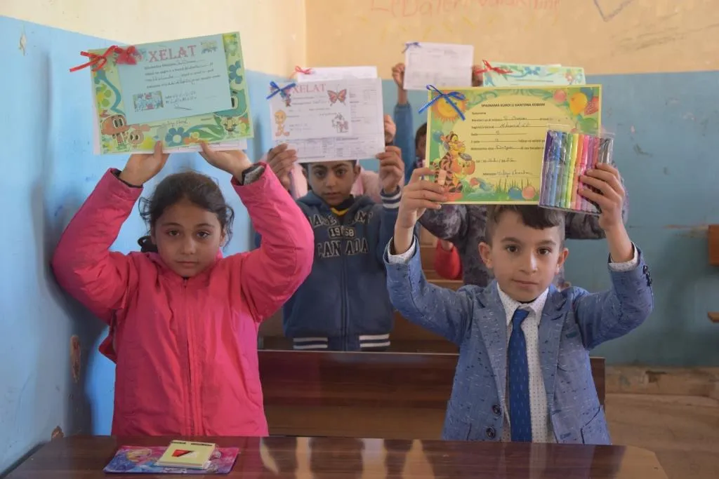 ​​​​​​​توزيع الجلاء المدرسي على طلبة المرحلة الابتدائية في مدارس مقاطعة كوباني